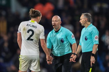 Leeds United 'dan Luke Ayling ilk yarının sonunda hakem Simon Hooper ile konuşuyor. 
