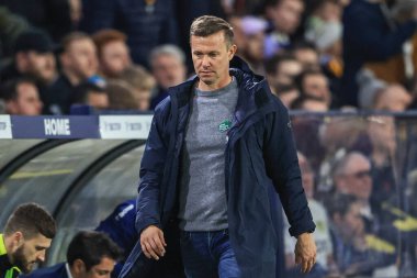 Leeds United 'ın teknik direktörü Jesse Marsch ilk yarıda Aston Villa' ya 0-1 yenilerek soyunma odasına dönüyor. 