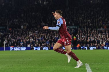 Aston Villa 'nın 2 numaralı Matty Cash 0-2' lik galibiyetini kutluyor.
