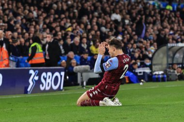 Aston Villa 'nın 2 numaralı Matty Cash 0-2' lik galibiyetini kutluyor.