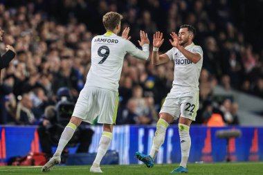 Leeds United 'dan Patrick Bamford # 9 Leeds United' dan Jack Harrison # 22 için sahneye çıkıyor. 