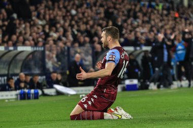 Aston Villa 'nın 16 numaralı Calum Odası 0-3' lük galibiyetini kutluyor.