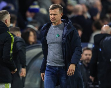 Morali bozuk bir Leeds United yöneticisi 0-3 kaybettikten sonra soyunma odasına dönüyor. 