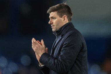 Aston Villa 'nın yöneticisi Steven Gerrard gezgin hayranlarını alkışlıyor 
