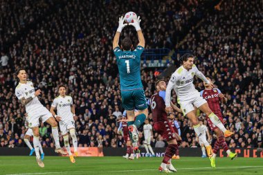 Aston Villa 'nın 1 numaralı oyuncusu Emiliano Martinez topu yakaladı. 