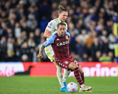 Aston Villa 'dan Danny Ings # 20 Leeds United' tan Luke Ayling 'i durdurdu. 