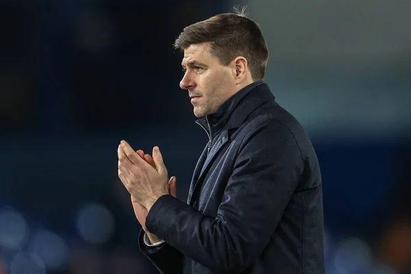 Steven Gerrard Chef För Aston Villa Applåderar Resande Fans — Stockfoto