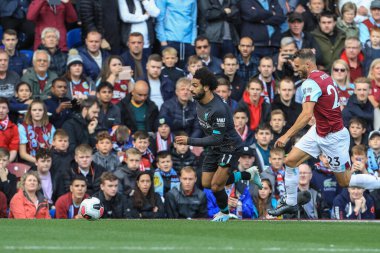 31 Ağustos 2019, Turf Moor, Burnley, İngiltere; Premier League Football, Burnley vs Liverpool: Liverpool 'lu Mohamed Salah (11), Burnley' li Erik Pieters 'in (23) izinden giderken,