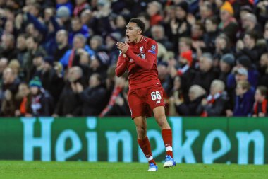 11 Aralık 2018, Anfield, Liverpool, İngiltere; UEFA Şampiyonlar Ligi, Liverpool v Napoli; Liverpool 'lu Trent Alexander-Arnold (66) Liverpool' lu Mohamed Salah 'ı (11) 1-0 yenerek golü attı.