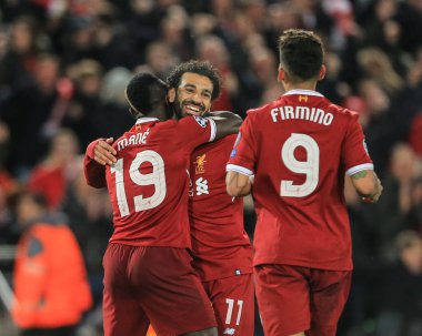 24 Nisan 2018, Anfield, Liverpool, İngiltere; UAFA Şampiyonlar Ligi Yarı Finali, ilk ayak, Liverpool - Roma; Liverpool 'lu Sadio Mane, Liverpool' lu Muhammed Salah ile yaptığı 3-0 'lık maçın ardından golünü kutluyor.