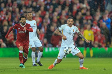 24 Nisan 2018, Anfield, Liverpool, İngiltere; UAFA Şampiyonlar Ligi Yarı Finali, ilk ayak, Liverpool - Roma; Roman Aleksandar Kolarov topu kontrol ederken Liverpool 'lu Mohamed Salah kendisini kovaladı