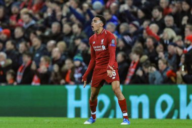 11 Aralık 2018, Anfield, Liverpool, İngiltere; UEFA Şampiyonlar Ligi, Liverpool v Napoli; Liverpool 'lu Trent Alexander-Arnold (66) Liverpool' lu Mohamed Salah 'ı (11) 1-0 yenerek golü attı.
