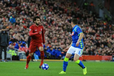 11 Aralık 2018, Anfield, Liverpool, İngiltere; UEFA Şampiyonlar Ligi, Liverpool v Napoli; Liverpool 'dan Muhammed Salah (11) pas ararken topu havada tutuyor