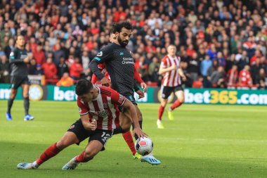 28 Eylül 2019, Bramall Lane, Sheffield, İngiltere; Premier League, Sheffield United - Liverpool: Liverpool 'lu Mohamed Salah (11), Sheffield United' lı John Egan 'ın (12) yanından geçti