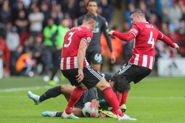 28 Eylül 2019, Bramall Lane, Sheffield, İngiltere; Premier League, Sheffield United, Sheffield United Liverpool: Liverpool 'dan Mohamed Salah (11), Sheffield United' tan John Fleck (4) ve Sheffield United 'tan Enda Stevens (3) tarafından faul edildi.