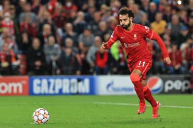 Liverpool 'lu Mohamed Salah # 11 penaltı şansını kaçırmadan önce koşuyor.