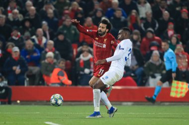 5 Kasım 2019, Anfield, Liverpool, İngiltere; UEFA Şampiyonlar Ligi, Liverpool v KRC Genk: Liverpool 'lu Mohamed Salah (11) KRC Genk' li Jhon Lucumi (33)