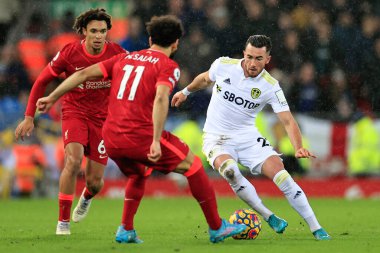Leeds United 'dan Jack Harrison # 22 Liverpool' dan Mohamed Salah # 11 'i geçmeye çalışıyor.