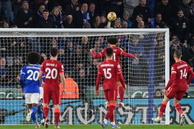 Liverpool 'dan Mohamed Salah # 11, ribaund vuruşunu kaçırdı.