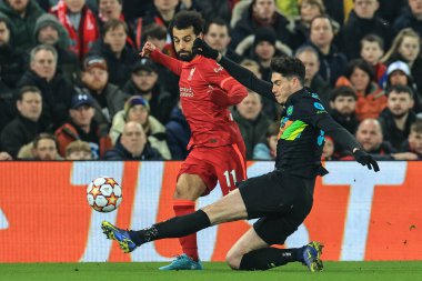 Inter Milan 'lı 95 numaralı Alessandro Bastoni, Liverpool' lu 11. Muhammed Salah 'tan topu kazanmak için süzülüyor.