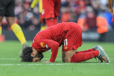14 Aralık 2019, Anfield, Liverpool, İngiltere; Premier League, Liverpool v Watford: Liverpool 'lu Mohamed Salah (11) 2-0' lık galibiyet golünü kutluyor ve toprağı öpüyor