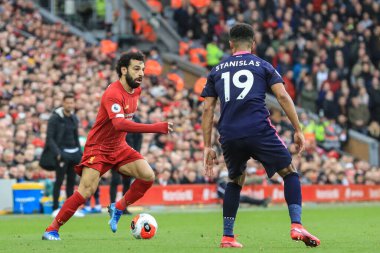Liverpool 'lu Mohamed Salah (11) Bournemouth' lu Junior Stanislas 'ı geçmek için bir yol arıyor