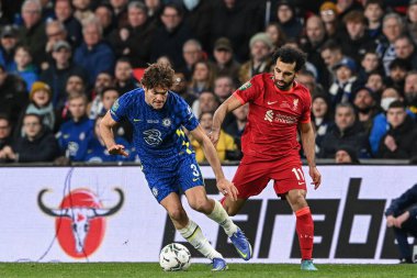 Chelsea 'den Marcos Alonso # 3 topu Liverpool' dan Muhammed Salah # 11 'e attı.