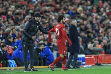 11 Aralık 2018, Anfield, Liverpool, İngiltere; UEFA Şampiyonlar Ligi, Liverpool v Napoli; Liverpool teknik direktörü Jurgen Klopp, Liverpool 'dan Muhammed Salah' ı (11) kendisine talimat vermek üzere geri çekti.