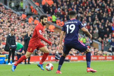 7 Mart 2020, Anfield, Liverpool, İngiltere; Premier League, Liverpool v Bournemouth: Liverpool 'lu Mohamed Salah (11) Bournemouth' lu Junior Stanislas 'ı geçmenin bir yolunu arıyor