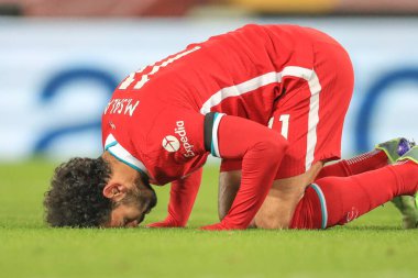 Liverpool 'lu Mohamed Salah # 11 1-1 kazanma hedefini kutluyor.