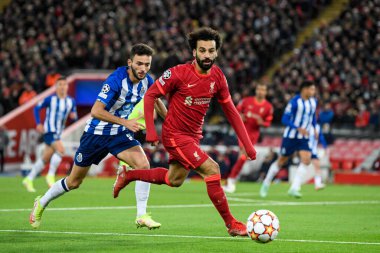 Liverpool 'dan Mohamed Salah # 11 topu ileri atıyor.