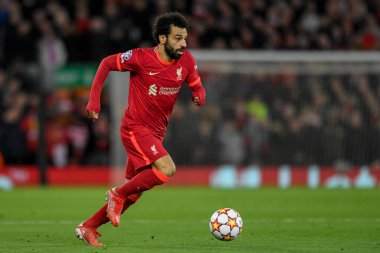 Liverpool 'dan Mohamed Salah # 11 topu ileri atıyor.