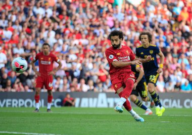 23 Ağustos 2019, Anfield, Liverpool, İngiltere; Premier League Football, Liverpool vs Arsenal; Liverpool 'dan Mohamed Salah (11) 49. dakikada penaltı noktasından Liverpoo' ya 2-0 önde gidiyor.