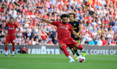 23 Ağustos 2019, Anfield, Liverpool, İngiltere; Premier League Football, Liverpool vs Arsenal; Liverpool 'dan Mohamed Salah (11) 49. dakikada penaltı noktasından Liverpoo' ya 2-0 önde gidiyor.