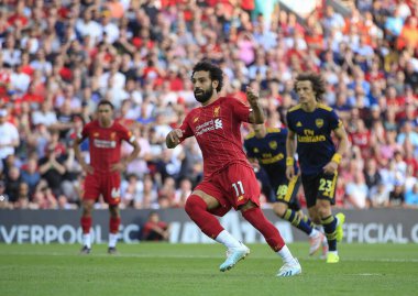 23 Ağustos 2019, Anfield, Liverpool, İngiltere; Premier League Football, Liverpool vs Arsenal; Liverpool 'dan Mohamed Salah (11) 49. dakikada penaltı noktasından Liverpoo' ya 2-0 önde gidiyor.