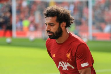 14 Eylül 2019, Anfield, Liverpool, İngiltere; Premier League Football, Liverpool vs Newcastle United; Mohamed Salah (11) Liverpool maçı başlamadan önce ısındı