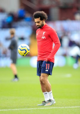 2 Kasım 2019, Villa Park, Birmingham, İngiltere; Premier League, Aston Villa v Liverpool: Liverpool 'dan Mohamed Salah (11) gam için ısınıyor