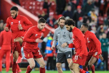 11 Mart 2020, Anfield, Liverpool, İngiltere; UEFA Şampiyonlar Ligi, 16 bacaklı 2 bacaklı Raund, Liverpool - Atletico Madrid: Liverpool 'lu Mohamed Salah (11) ve Liverpool' lu Andrew Robertson (26) maç öncesi ısınma turunda