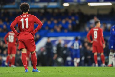 3 Mart 2020, Stamford Köprüsü, Londra, İngiltere; Emirates FA Kupası 5. tur, Chelsea - Liverpool: Liverpool 'dan Muhammed Salah (11) ve Liverpool' dan Roberto Firmino (9) hayal kırıklığına uğradılar.