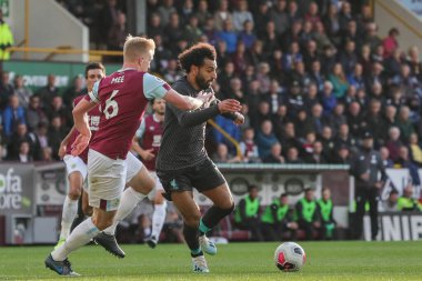 31 Ağustos 2019, Turf Moor, Burnley, İngiltere; Premier League Football, Burnley vs Liverpool: Liverpool 'lu Mohamed Salah (11) Burnley' li Ben Mee (6) onu takip ederken,