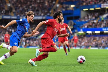 22 Eylül 2019, Stamford Bridge, Londra, Premier League Football, Chelsea vs Liverpool; Liverpool 'dan Mohamed Salah (11) Chelsea' li Marcos Alonso (3) onu takip ederken,
