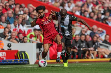 14 Eylül 2019, Anfield, Liverpool, İngiltere; Premier League Football, Liverpool vs Newcastle United; Liverpool 'dan Muhammed Salah (11) ve Newcastle United' tan Jetro Willems (15)