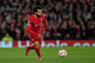 Liverpool 'dan Mohamed Salah # 11 topu ileri atıyor.