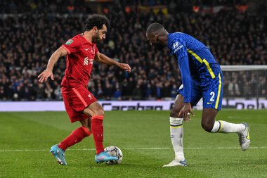 Liverpool 'dan Mohamed Salah # 11 Chelsea' den Antonio Rudiger 2 numaralı baskınla topu bırakıyor.