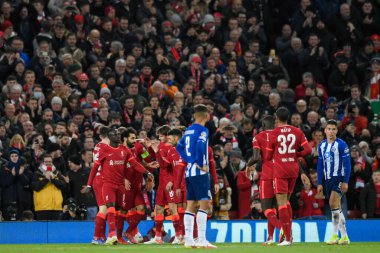 Liverpool 'dan Mohamed Salah # 11 2-0' lık golü atmayı kutluyor.