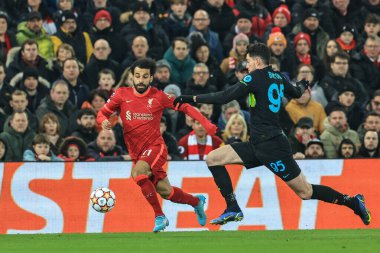 Liverpool 'dan Mohamed Salah # 11 topu indirirken, Inter Milan' dan Alessandro Bastoni # 95 'e baskı yapıyor.