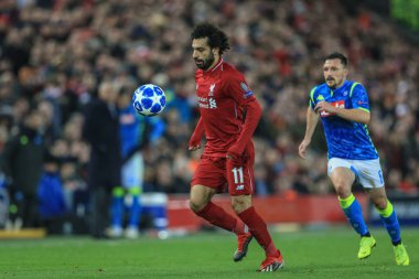 11 Aralık 2018, Anfield, Liverpool, İngiltere; UEFA Şampiyonlar Ligi, Liverpool v Napoli; Liverpool 'lu Mohamed Salah (11) topu kalçalarıyla kontrol ediyor