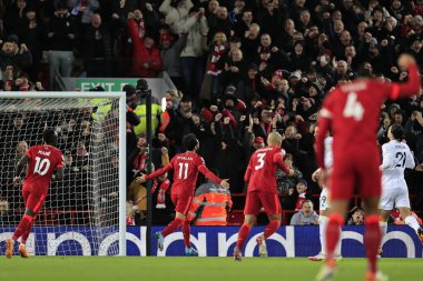 Liverpool 'dan Mohamed Salah # 11 1-0' lık skoru kutluyor.