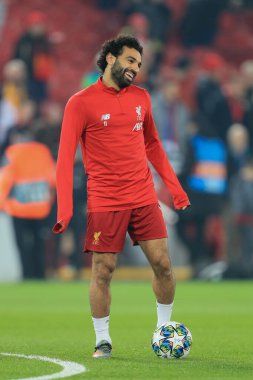 5 Kasım 2019, Anfield, Liverpool, İngiltere; UEFA Şampiyonlar Ligi, Liverpool v KRC Genk: Liverpool 'dan Muhammed Salah (11) ısınıyor