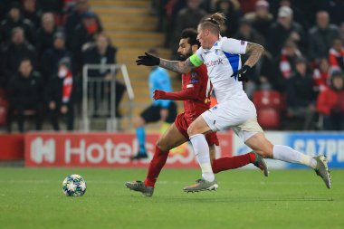 5 Kasım 2019, Anfield, Liverpool, İngiltere; UEFA Şampiyonlar Ligi, Liverpool v KRC Genk: Liverpool 'dan Mohamed Salah (11) Sebastien Dewaes ile savaşıyor